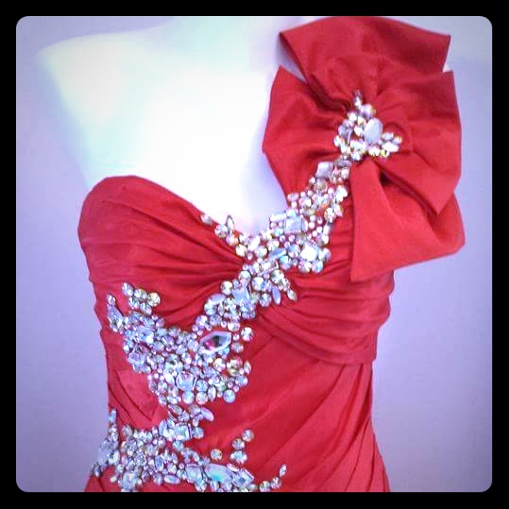 Beautiful red gown w crystal detail